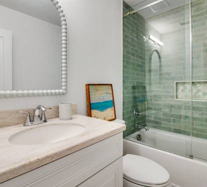 Fully remodeled 2nd bath with new tub / shower