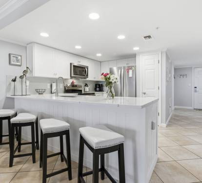 Fully equipped kitchen with breakfast nook