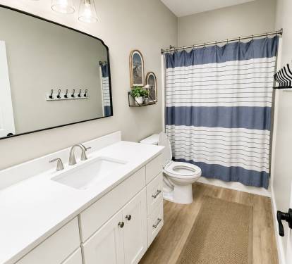 Bathroom (Shower-tub Combo)