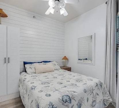 Cozy guest bedroom with coastal d&eacute;cor&mdash;peaceful retreat for restful beach nights