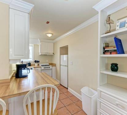 full Kitchen with breakfast bar and two bar stools
