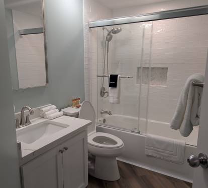 Shared bathroom in the hallway by the dual queen and second king bedrooms.  Tub for the kids!