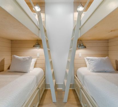 Second-floor bunk room the kids will fight over&mdash;in the best way