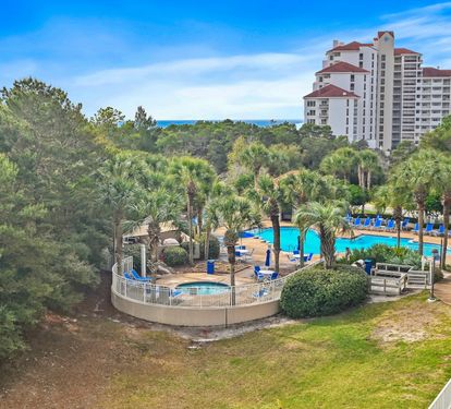 Our building's private pool &amp; hot tub is just steps from the elevator :)