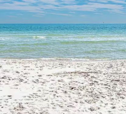 Beach only 180 seconds away. Pet Friendly. Very quiet and typically not to busy