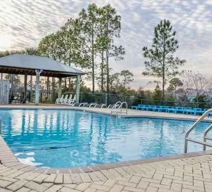 Pool 1 only 30 steps directly behind house. Loungers, very quiet pool.
