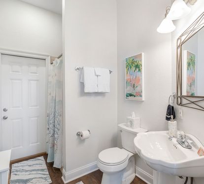 Full hallway bathroom w/ access to the backyard