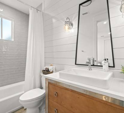 Full Bath en suite to Queen/Twin bedroom