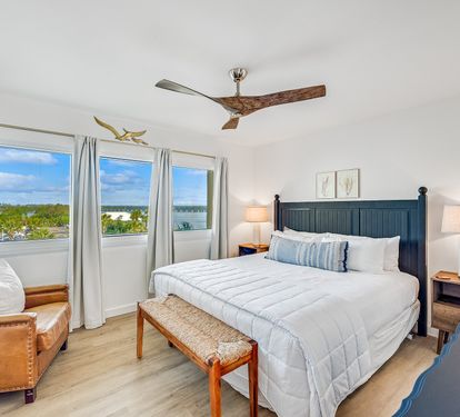 Upstairs Bedroom with Lake Powell view and King Bed