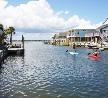 WATERFRONT Retreat w/ FREE kayaks & paddle boards. Peaceful Sandy Beach & Sound