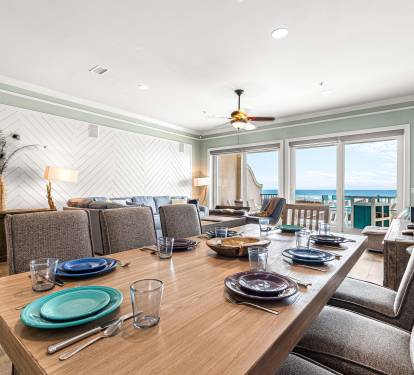 Dining table with fantastic ocean views!