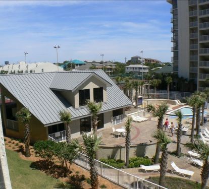 BBQ pits, game room, gym,shuffle board, tennis courts all are beautiful Mainsail