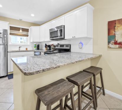 Large, smart, flat screen tv, Open, well stocked kitchen, flat screen.