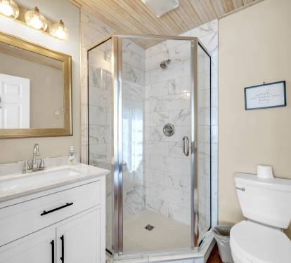 Ensuite bath with walk in shower.