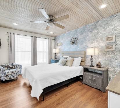 Upstairs BR wtih queen bed and ensuite bath.