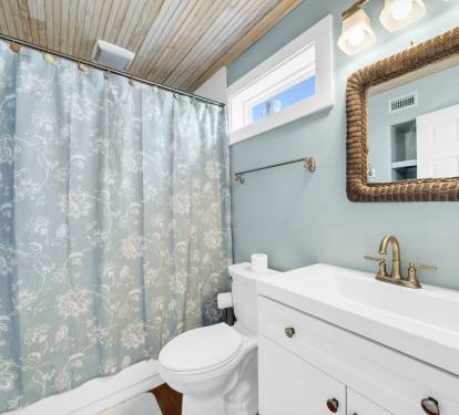 Ensuite bath wtih tub/shower combo.