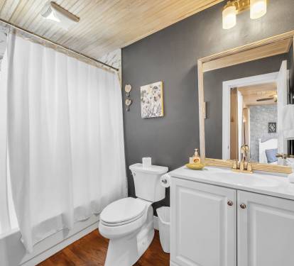 Ensuite bath with tub/shower combo.