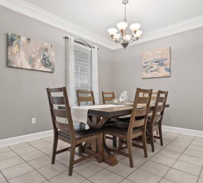 Dining room that seats 6
