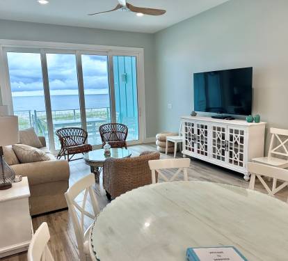 Main level living/dining room