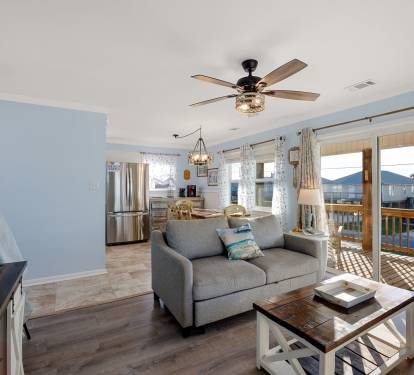 Living/dining lots of natural light