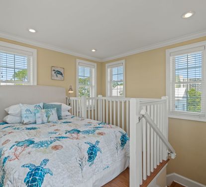 Queen bed in Loft with crow's nest balcony