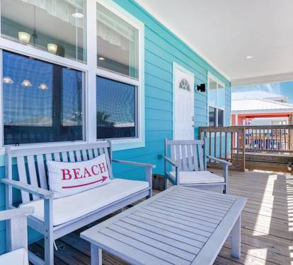 Front deck seating. Gate on deck to keep children and pets safe.