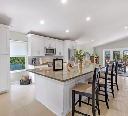 Gourmet eat in kitchen w/ granite countertops