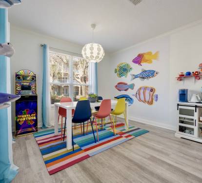 Wheel of Fortune arcade and kitchen table. Seating for 6 (additional 6 bar stools at kitchen bar)