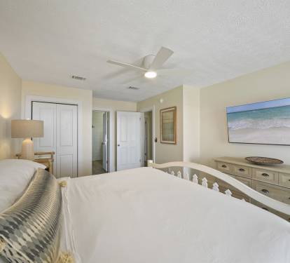 1st Floor Bedroom - King Bed