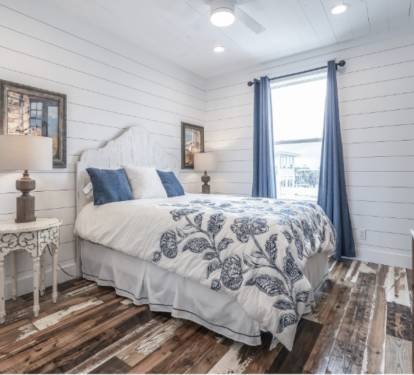 Bedroom 7 Queen 