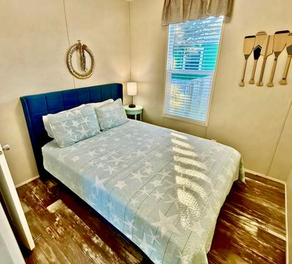 Bedroom 1 (Queen Bed)