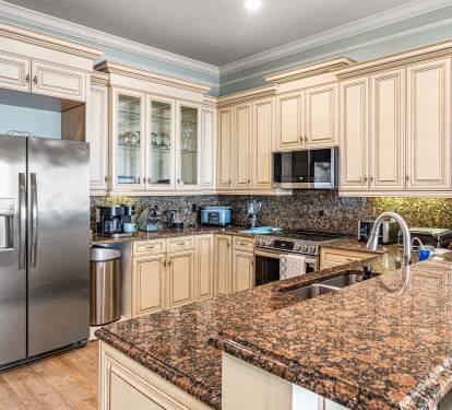 Fully stocked kitchen! 