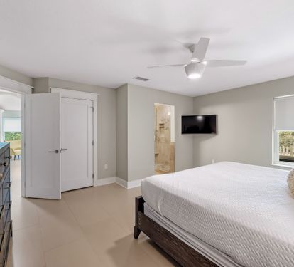 Primary bedroom w/ private en-suite