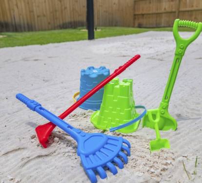 Kids will surely enjoy this space, build sandcastles or play volleyball.