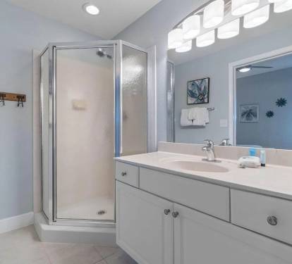 Adjoining Queen Bathroom