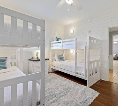 Bunkroom that comfortably sleeps 4.