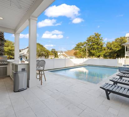 Built in gas grill for outdoor entertainment