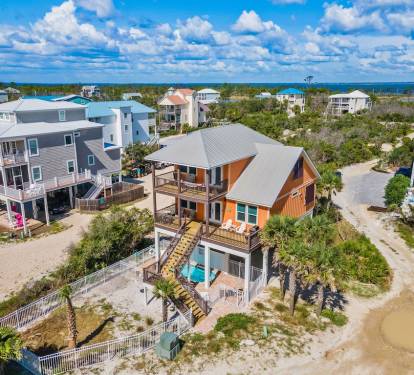 Fenced front yard and private pool