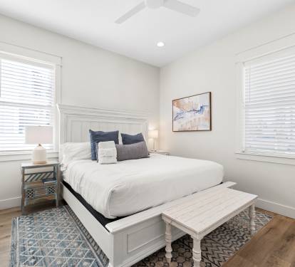 1st floor bedroom 1 - 1 King Bed