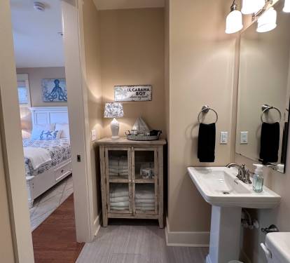 Full en suite bath #2 upstairs features Tub/Shower combo and lamp lighting for added coziness.