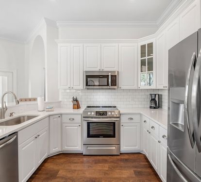 Updated kitchen w/ stainless Frigidaire appliances