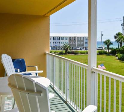 Peekaboo Gulf Views - Enjoy shaded seating with a
glimpse of turquoise just beyond the palm trees.