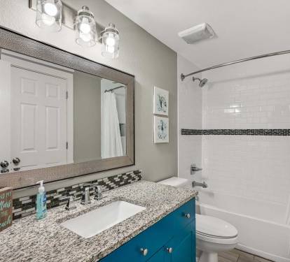 Full Guest Bath - This second bath has a
tub/shower combo, wide counter space, and all the
essentials-plus a hairdryer for easy mornings