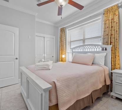 Main Floor Guest Bedroom (Queen)