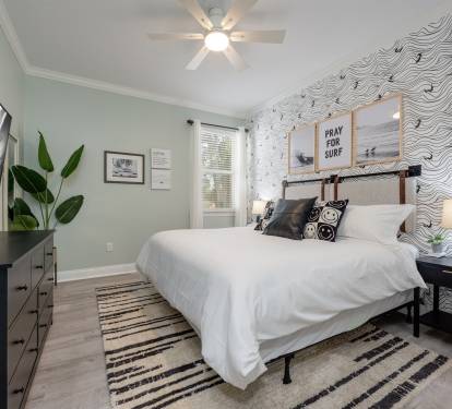 Upstairs "Surf Room" King size bed, 55" TV.