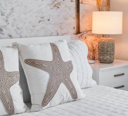 The starfish in the boardwalk room welcome you in for your relaxing night in the wonderful king size bed.  The adjoining bathroom means you don't have to share with the others in the house.  Just set down your bag (on the luggage rack provided) and relax!