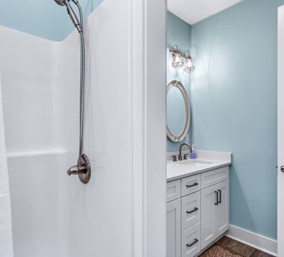 Queen Full Bathroom on Main Floor
