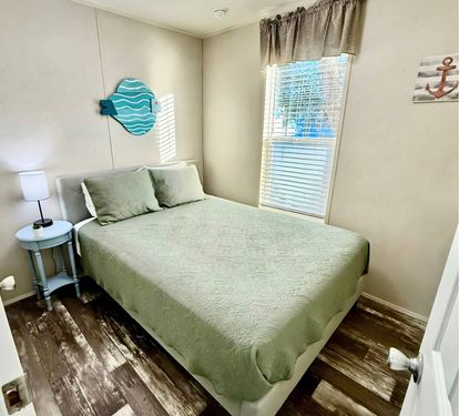 Bedroom 2 (Queen Bed)