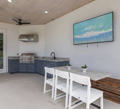 Spacious Summer Kitchen
