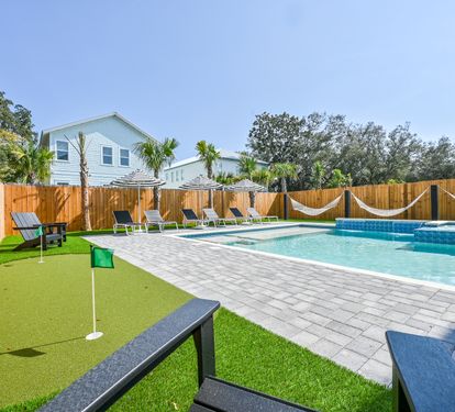 Poolside Putting Green
